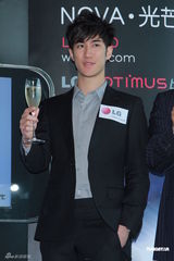 组图：李治廷做代言获产品折扣 恭喜卫诗再战乐坛 