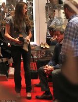 组图：史泰龙给女儿买高跟鞋 陪妻女逛街当模范老爸