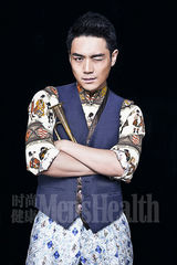 组图：霍政谚登杂志   重塑巴洛克展型男本色