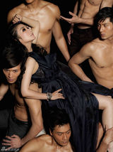 组图：黄奕魅惑大片 半裸猛男簇拥尽显女神范儿