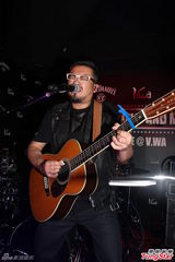 组图：恭硕良酒吧开唱 林德信现身支持