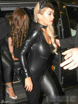 组图：瑞塔奥拉变诱惑猫女郎 连身皮衣性感火辣