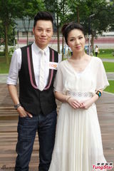 组图：杨千嬅白色长裙优雅亮相 大谈育儿经