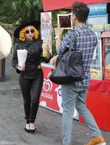 组图：Gaga带宠物狗逛公园 同吃一袋爆米花