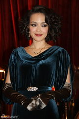 幻灯图：《精武风云》探班 舒淇演舞女甄子丹秀琴艺