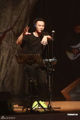 高清组图：陈奕迅香港开唱 靠唱功长裤T恤也疯狂