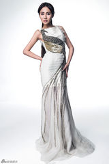 组图：王澜霏登杂志封面 优雅大气女王范儿十足