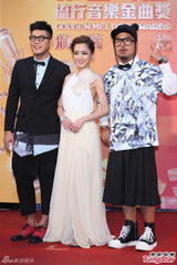 组图：杨千霈唯美白色长裙走红毯 美背全露