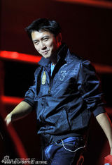 组图：谢霆锋离婚后首亮相 高举“我爱你”手势