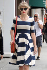 组图：泰勒-斯威夫特曝街头照 复古条纹裙引领时尚