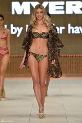 组图：前环球小姐冠军詹妮弗领衔内衣秀