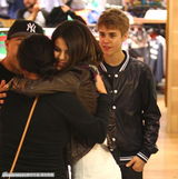 组图：比伯庆生牵女友逛街 小正太比中指秀伤痕