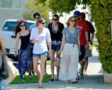 组图：詹妮弗-劳伦斯短发清爽 透视裙秀大腿