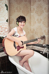 组图：快乐女声拍摄时尚大片演绎城堡精灵