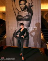 高清组图：维多利亚代言内衣秀苗条身材