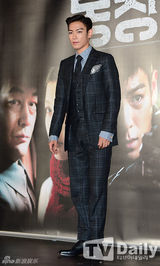 组图：TOP宣传《同窗生》金有贞突破挑战镂空装