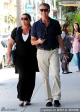 组图：布鲁斯南街拍曝光 黑超遮面彰显成熟魅力