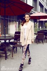 组图：邓紫衣街拍秀今秋流行款 惬意享受人生