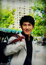 组图：何明翰潮范儿街拍享休闲生活