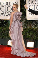 高清组图：克洛伊-塞维尼荷叶边礼服充满膨胀感 