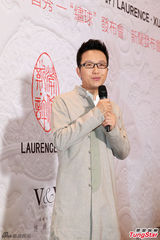 组图：吴佩慈金色黑纱长裙亮相 身段优美气质佳