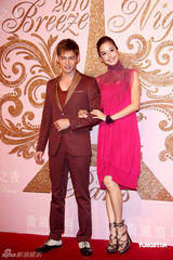 幻灯图：侯佩岑小洋装俏丽 白歆惠裙角飞扬