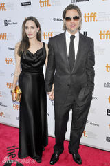 组图：皮特朱莉夫妻携手亮相新片《魔球》红毯