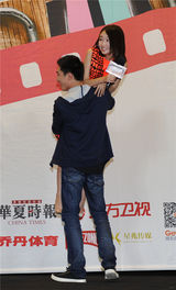 组图：《同桌》林更新肩扛周冬雨 喝交杯啤酒