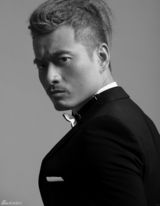 陈龙迎37岁生日 头顶小辫时尚大片