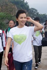 组图：刘涛荒岛植树做公益 陷淤泥蚊虫叮咬不在乎