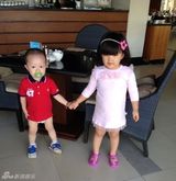 组图：Angela生活照宛若时装秀 超萌小妞爱发箍