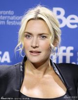 组图：温斯莱特《劳工节》首映被乔什亲吻脸颊