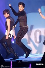 幻灯组图：萧敬腾着铆钉皮衣献唱 卢广仲瑶瑶泯恩仇