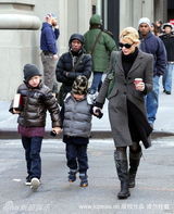 组图：凯特-布兰切特携子漫步街头神采奕奕