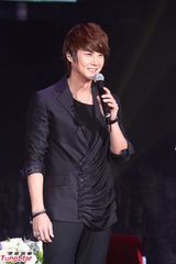 组图：韩星申彗星台湾大秀“骑马舞”