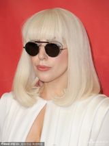 组图：GaGa古典白裙现格莱美晚宴 胸门大开性感