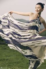 高清组图：甘薇最新写真回归自然 与马亲密接触