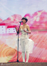 组图：谭维维白纱裙亮相“中歌榜”贵气十足