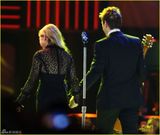 组图：艾薇儿与老公同台表现秀恩爱模样娇羞