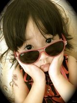 组图：吴尊女儿正面照首度曝光 父女俩亲似兄妹