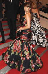 高清组图：纽约大都会庆典 伊娃-门德斯秀印花裙