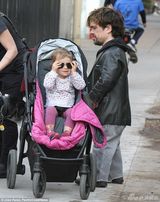 组图：侏儒男星彼特带女儿出街 牵爱犬场面温馨