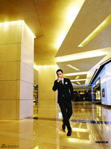 组图：甄子丹拍时尚大片展现成熟魅力