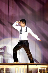 林海峰澳门演出观众火爆 脱口秀不忘打趣老板林建岳 