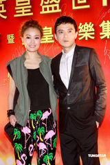 幻灯图：英皇群星出席春茗晚宴 Twins再度“合体” 