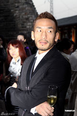 组图：马艳丽爱戴捧场时装秀 偶遇球星中田英寿