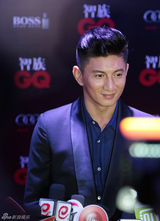 组图：吴奇隆叶祖新亮相GQ红毯引粉丝追捧