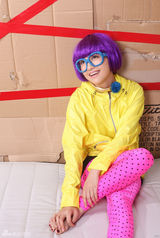 组图：包文婧全新写真古灵精怪 诠释炫彩青春