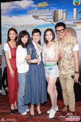 组图：张智霖吴卓羲现身《冲上云霄2》收视庆功