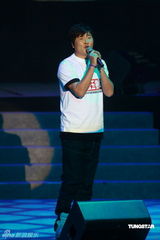 幻灯图：孙楠赴港参加赈灾义演 献唱《生死不离》